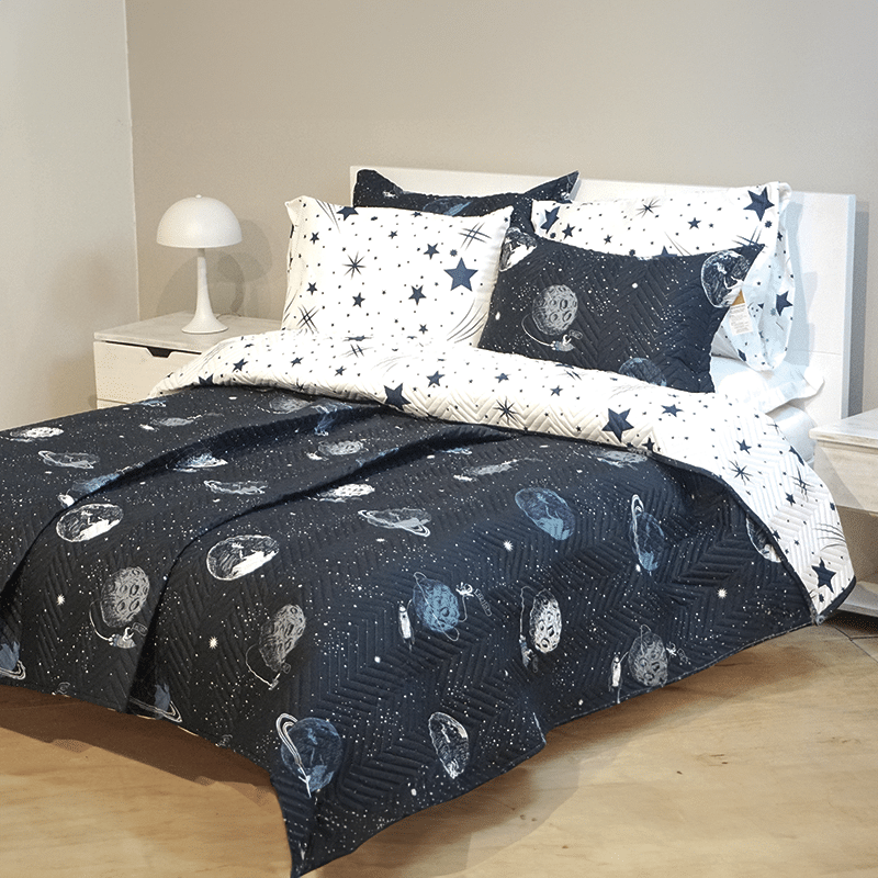 KIT COLCHA ULTRADELGADA + JUEGO DE SABANA ASTRONAUTAS